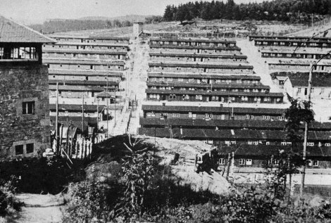 Lagerbaracken des fränkischen KZ Flossenbürg, 1945.