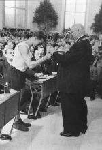 Heinz Ulzheimer übergibt dem Frankfurter Oberbürgermeister Walter Kolb die Grußbotschaften in der Paulskirche, 18. Mai 1948 Foto: Institut für Stadtgeschichte Frankfurt